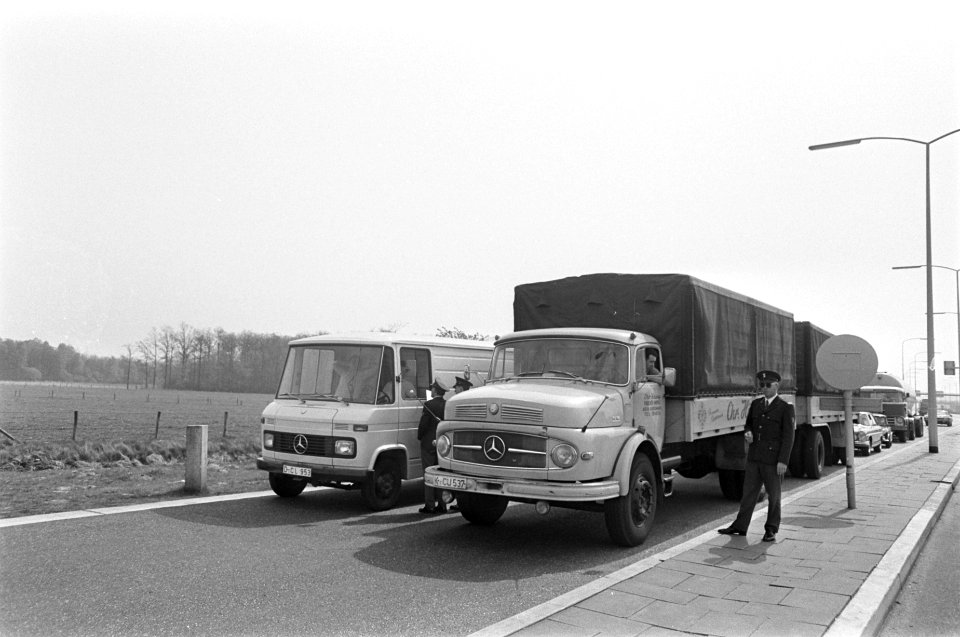 Vrachtrijders in moeilijkheden aan de grens, hier te Berg Een der Duitse chauffe, Bestanddeelnr 921-2751