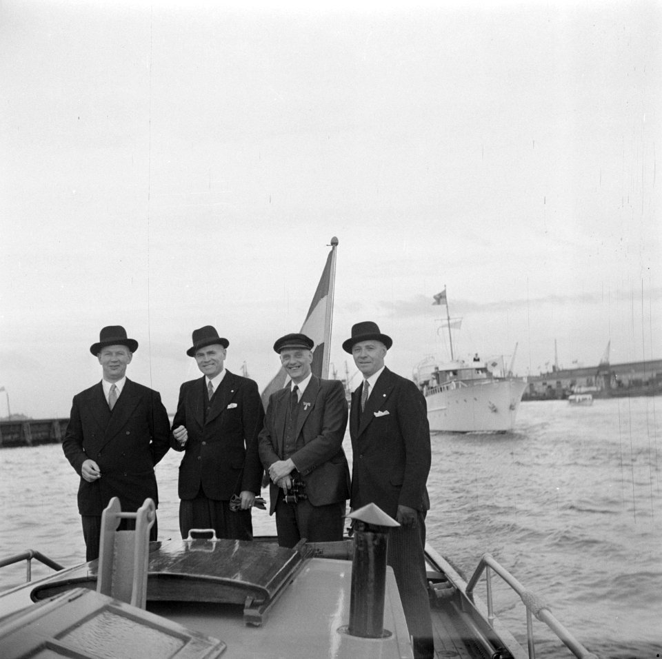 Vrijdagmiddag. Nationale Vlootschouw op het Buiten-IJ. Officiële genodigden in h, Bestanddeelnr 255-7157