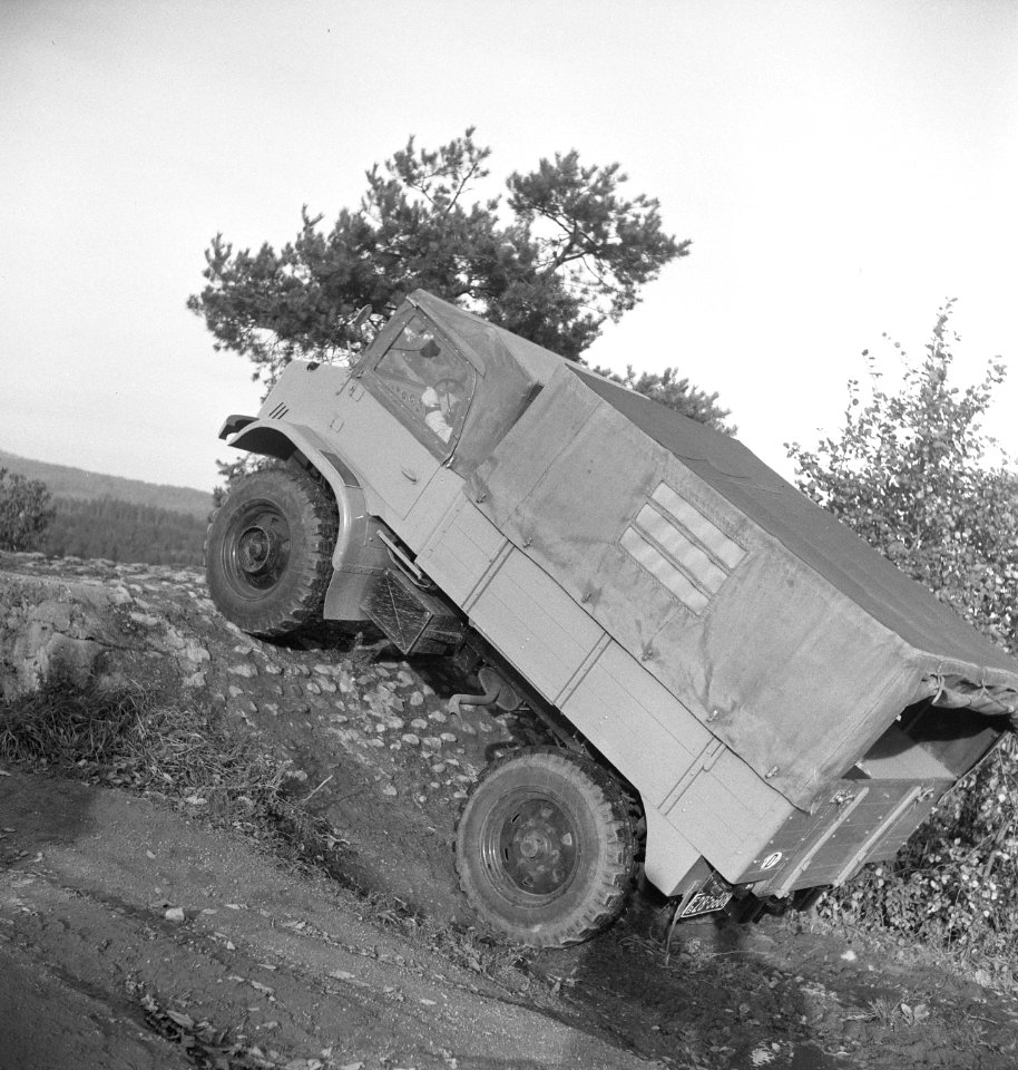 Vrachtwagens, chauffeurs, heuvels, Bestanddeelnr 251-8981