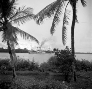 Vrachtschip op de Commewijnerivier in Suriname, Bestanddeelnr 252-6485