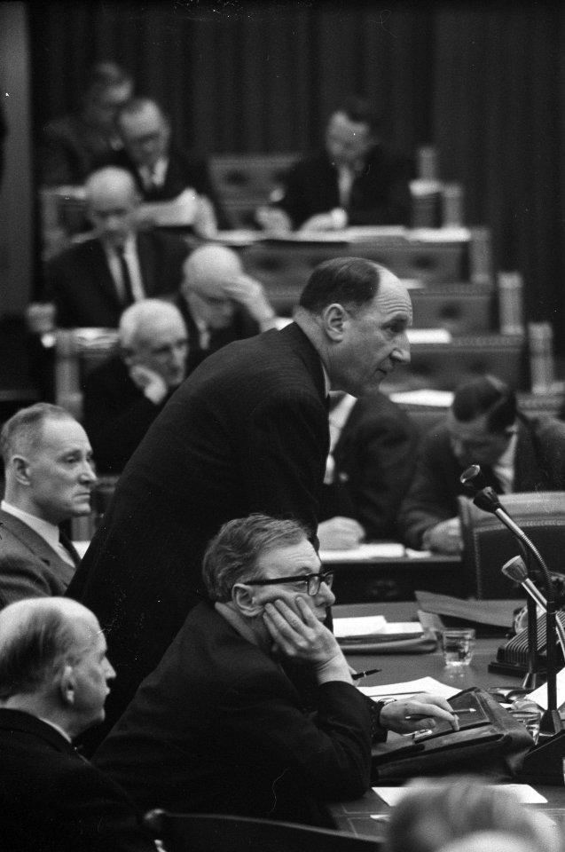 Vragen aan de Ministers van Buitenlandse Zaken en Financien in Tweede Kamer . Mi, Bestanddeelnr 914-9256