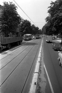 Vrije trambaan voor lijn 1 (Centraal Station - Osdorp v.v.) op de Overtoom (str, Bestanddeelnr 925-6634