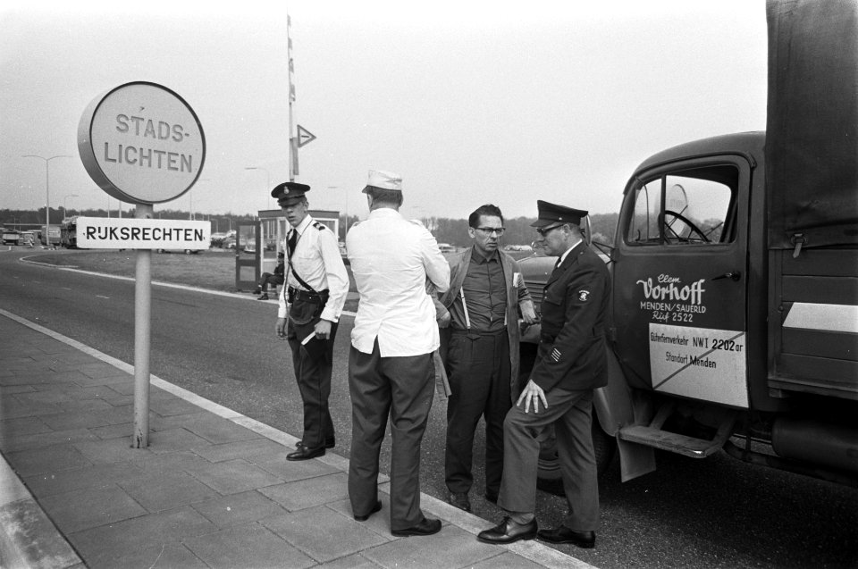 Vrachtrijders in moeilijkheden aan de grens, hier te Berg Een der Duitse chauffe, Bestanddeelnr 921-2750