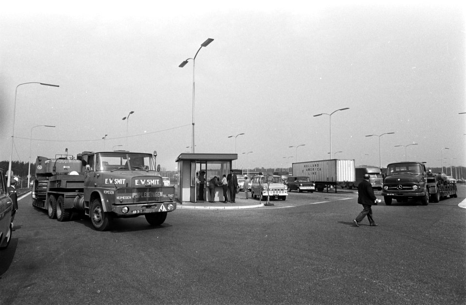 Vrachtrijders in moeilijkheden aan de grens, hier te Berg Duitse douane in hokje, Bestanddeelnr 921-2748