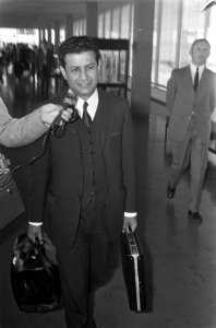 Vredespiloot Abi Nathan arriveerde op Schiphol, Bestanddeelnr 922-4932