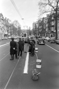 Vrij baan voor de tram op de Overtoom te Amsterdam, Bestanddeelnr 920-1317
