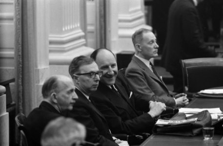 Vragen aan de Ministers van Buitenlandse Zaken en Financien in Tweede Kamer . Nr, Bestanddeelnr 914-9261