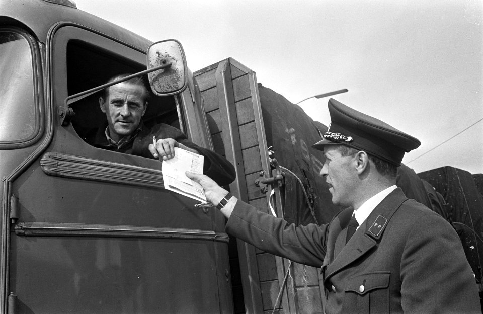 Vrachtverkeer naar Duitsland nog niet beperkt. De Duitse douane voert de normale, Bestanddeelnr 921-2129