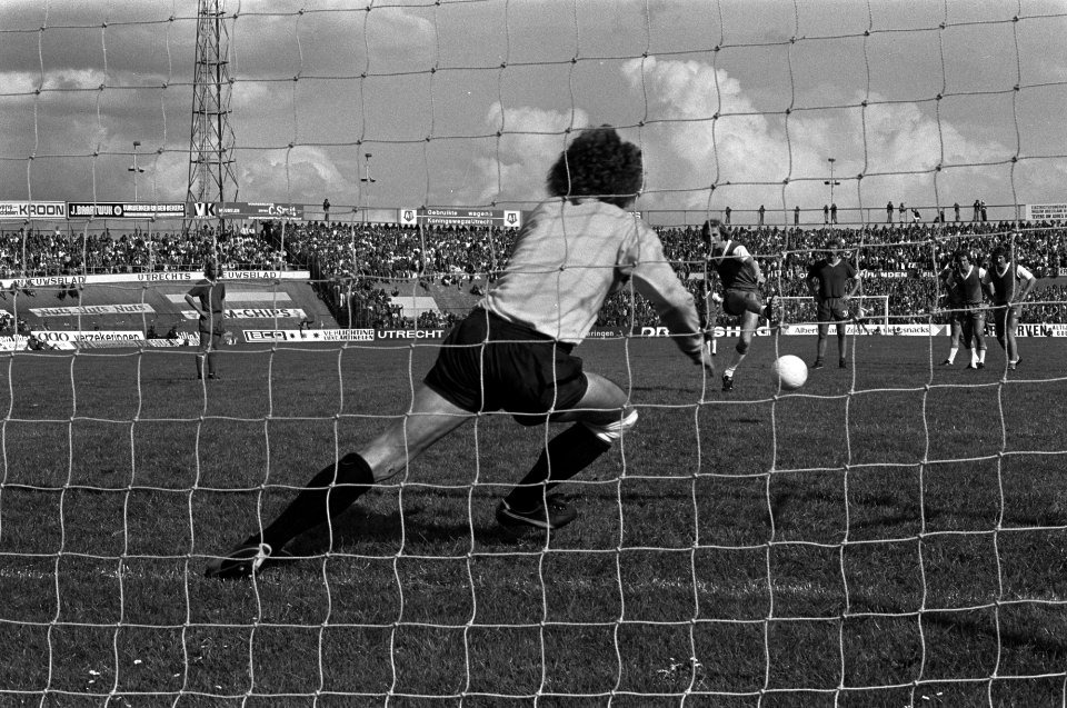 Vreyssen scoort uit een penalty, Bestanddeelnr 928-1070