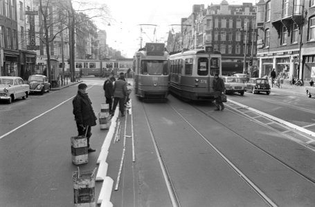 Vrij baan voor de tram, gemeentewerken bezig met plaatsen van witte betonrand, Bestanddeelnr 920-1315