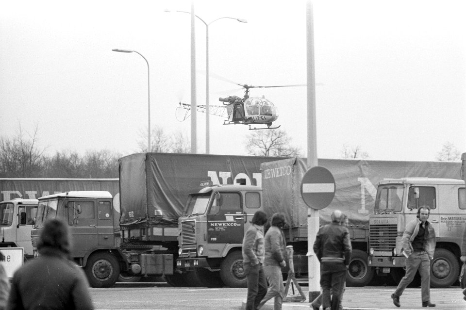 Vrachtwagenchauffeurs blokkeren grensovergang uit protest tegen verplichte tach…, Bestanddeelnr 927-6092