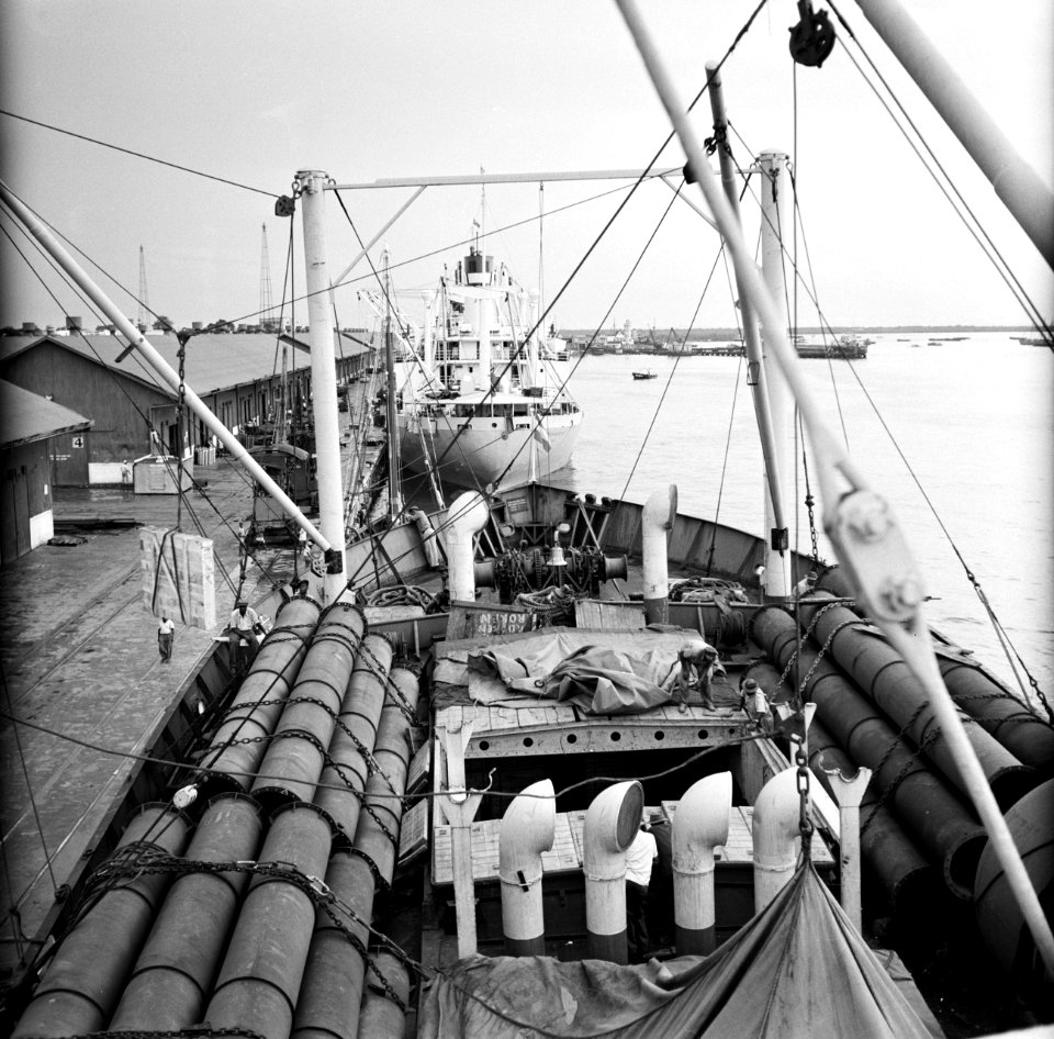 Vrachtschepen in de haven van Port of Spain op Trinidad, Bestanddeelnr 252-5362