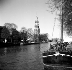 Vrachtschepen bij de Oude Schans met op de achtergrond de Montelbaanstoren, Bestanddeelnr 254-3268