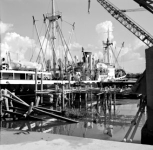 Vrachtschip de ms. Nestor in de haven van Paramaribo, Bestanddeelnr 252-2152