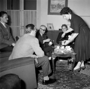 Vrouw presenteert suiker voor in de koffie van de visite, Bestanddeelnr 252-9373
