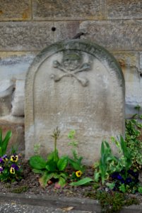 Wallertheim, Kirche, Grab (7)