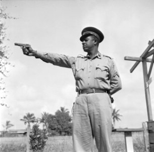 Wapenoefening op de Politieschool in Suriname, Bestanddeelnr 252-2402