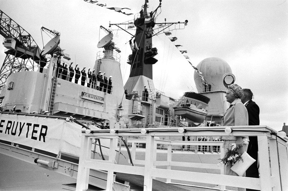 Wapenfregat De Ruyter door koningin Juliana in gebruik gesteld in Vlissingen, ko, Bestanddeelnr 928-6233
