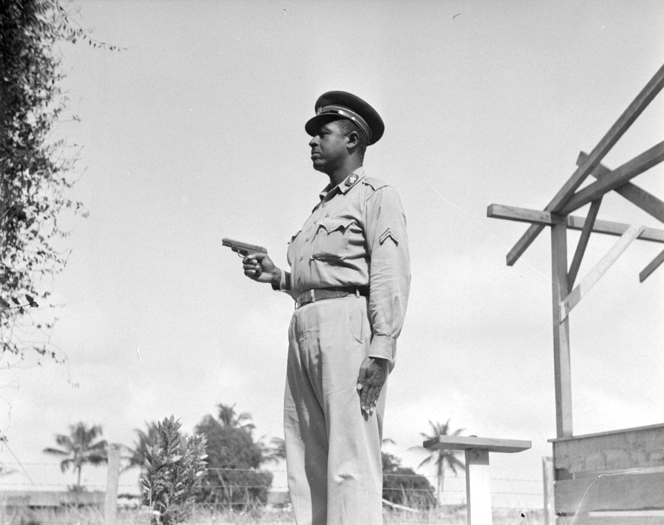 Wapenoefening op de Politieschool in Suriname, Bestanddeelnr 252-2403