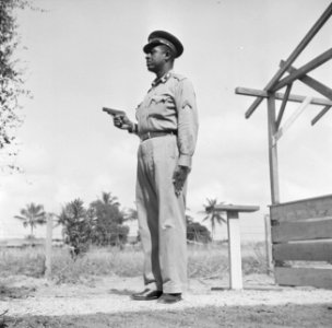 Wapenoefening op de Politieschool in Suriname, Bestanddeelnr 252-2401
