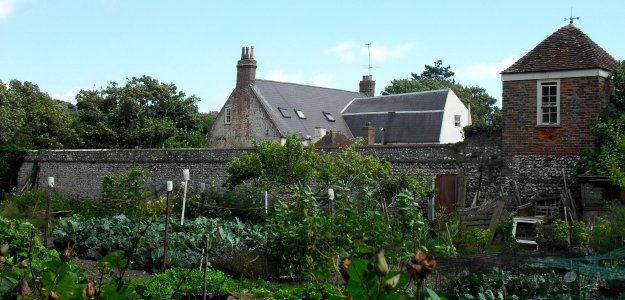 Wall at Hillside, The Green, Rottingdean (NHLE Code 1381010) (August 2010)