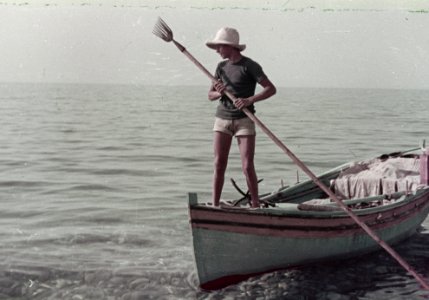 Visser staand in zijn boot, Bestanddeelnr 254-6531