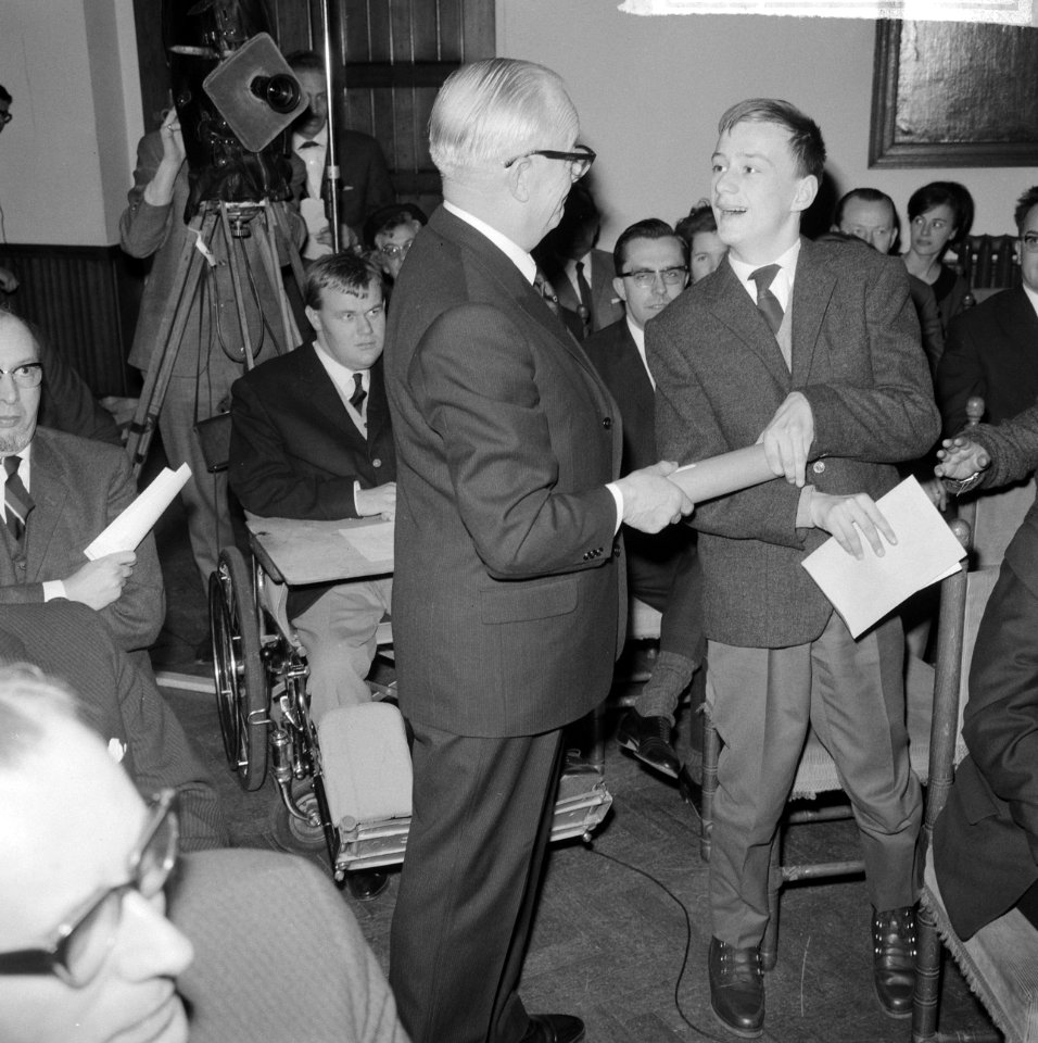 Visser Neerlandia prijzen uitgereikt, v.l.n.r. prof.dr. Libbe van der Wal, mr. H, Bestanddeelnr 917-4529