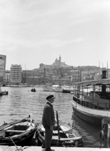 Visser in de oude haven, met op de achtergrond de Notre-Dame de la Garde, Bestanddeelnr 191-0127