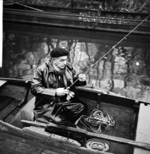 Vissende man in een roeiboot, Bestanddeelnr 918-5690