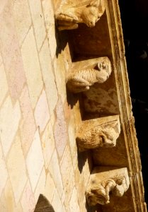 Vitoria - Armentia, Basílica de San Prudencio, canecillos 02