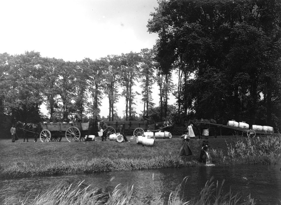 Visserij, viskwekerijen, uitzetten zalm, Oude IJssel, Bestanddeelnr 192-0833