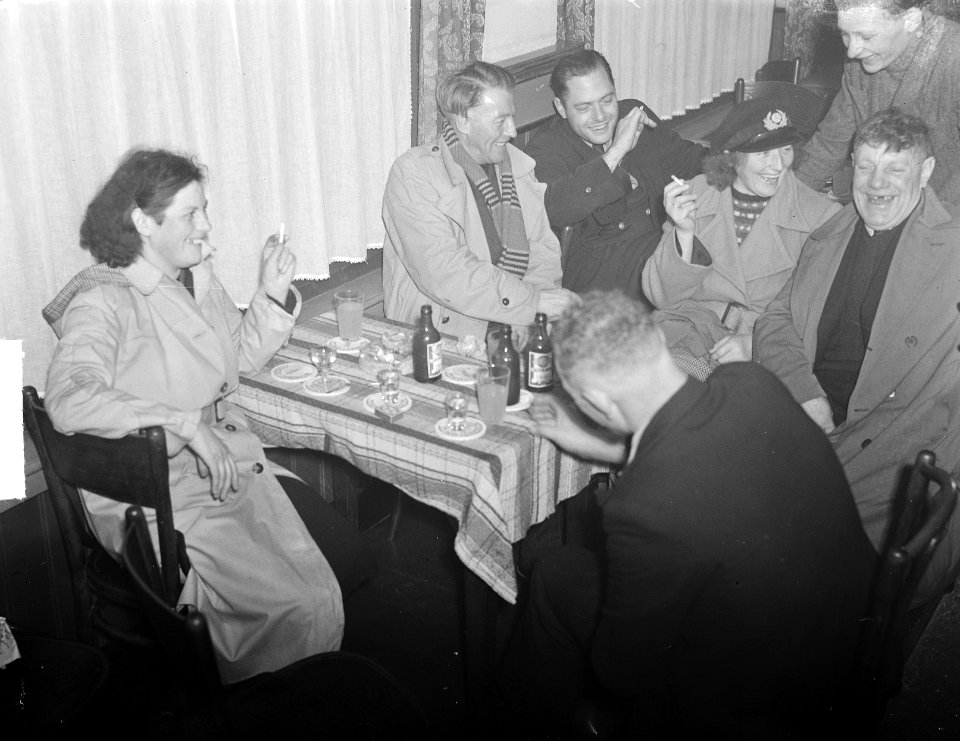 Visser in IJmuiden vissers in gesprek, Bestanddeelnr 903-7350