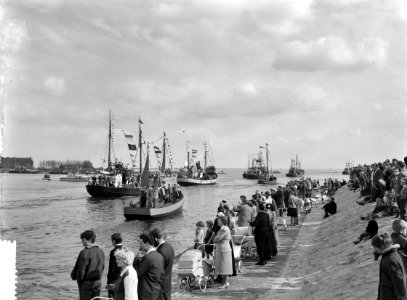 Visserijdag 1961 in Urk Het uitvaren van de vissersvloot, Bestanddeelnr 912-3514