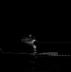 Visser Dody aan het werk aan de netten op zijn verlichte boot, Bestanddeelnr 255-2871