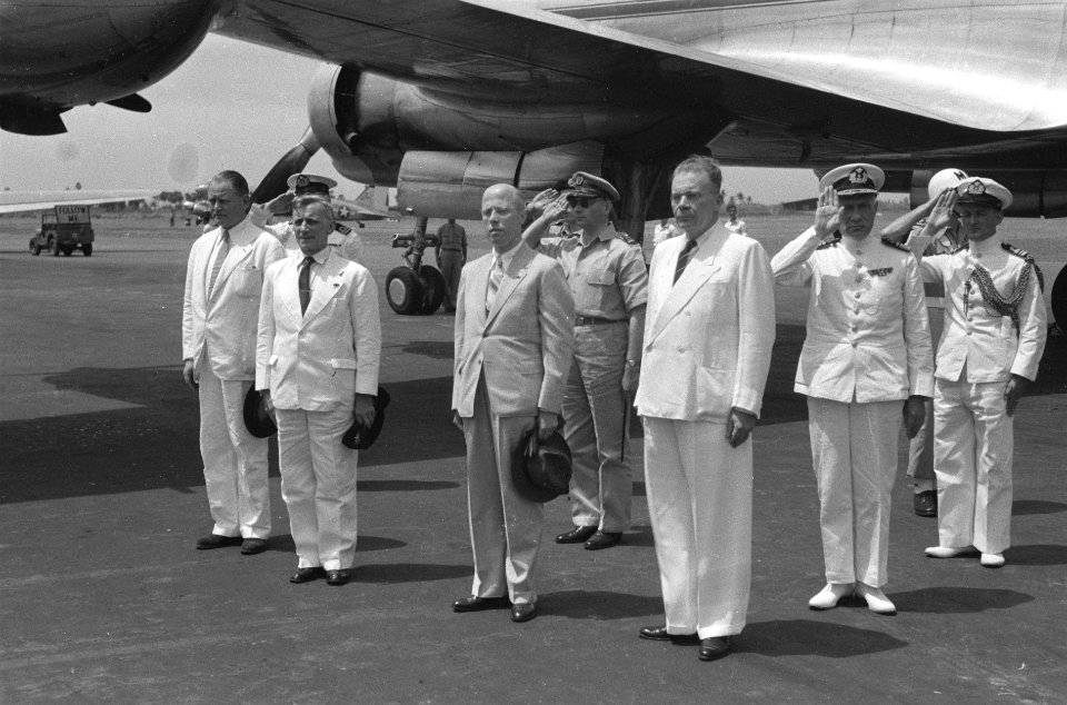 Vlnr. minister Stikker, minister Neher, Beel, legercommandant Spoor, luitenant-g, Bestanddeelnr 2079