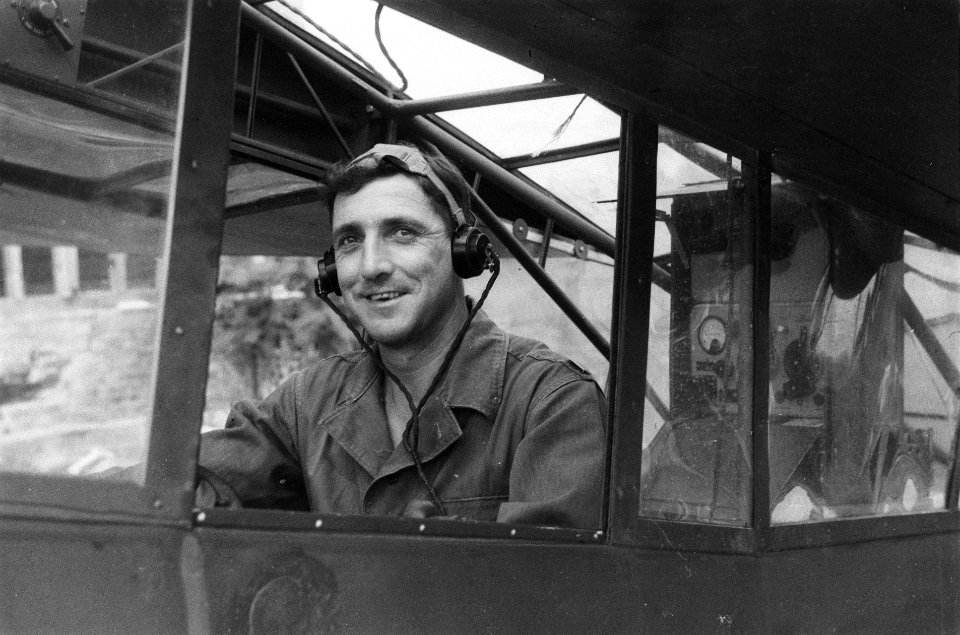 Vliegenier poseert in Piper L-4J Cub Grashopper zie fotonr. 5895, 5902,.5903, Bestanddeelnr 5904