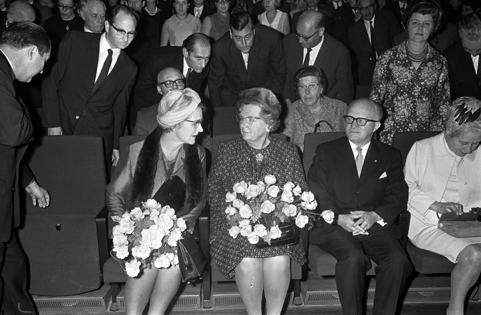 Vlnr. Minister Klompé, koningin Juliana en ds. Landman, Bestanddeelnr 921-7354