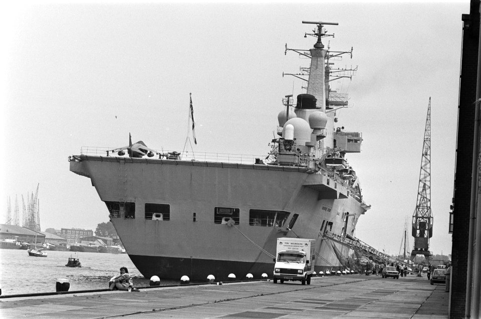 Vliegdekschip Hr. Ms. Illustrious in haven Amsterdam, Bestanddeelnr 933-0246