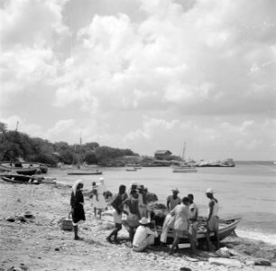 Vissers aan de Sint Michielsbaai aan de Zuidkust van Curaçao, Bestanddeelnr 252-7507