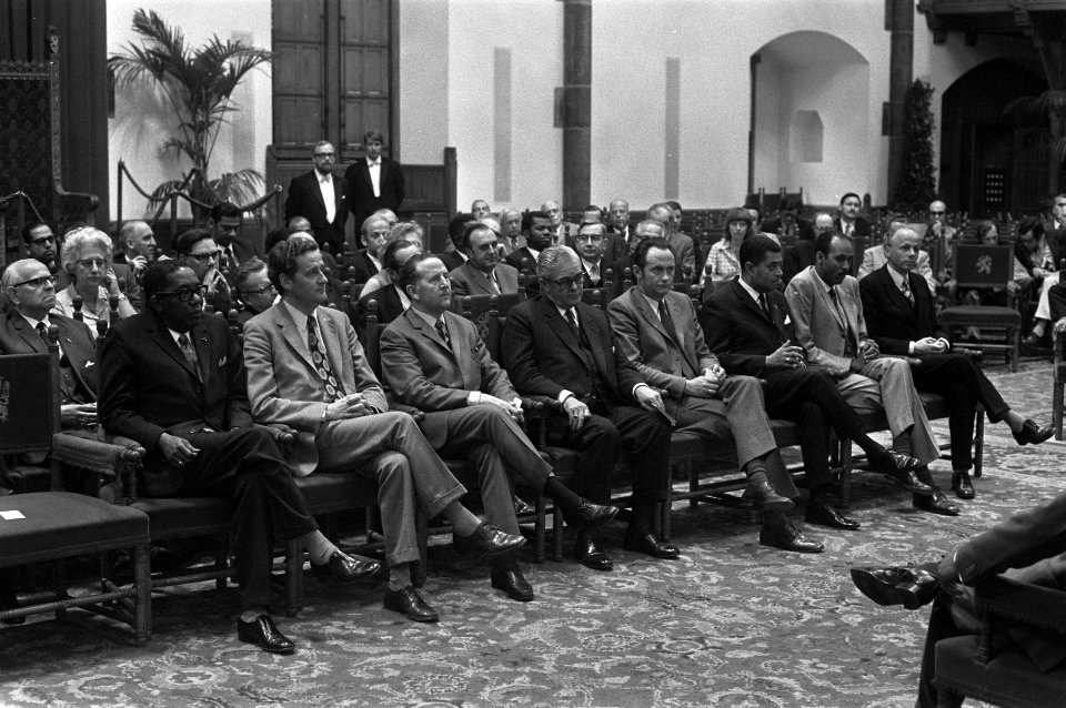 Vlnr gevolmachtigde minister van Suriname J.D.V. Polanen, minister van Ontwikkel, Bestanddeelnr 925-6498