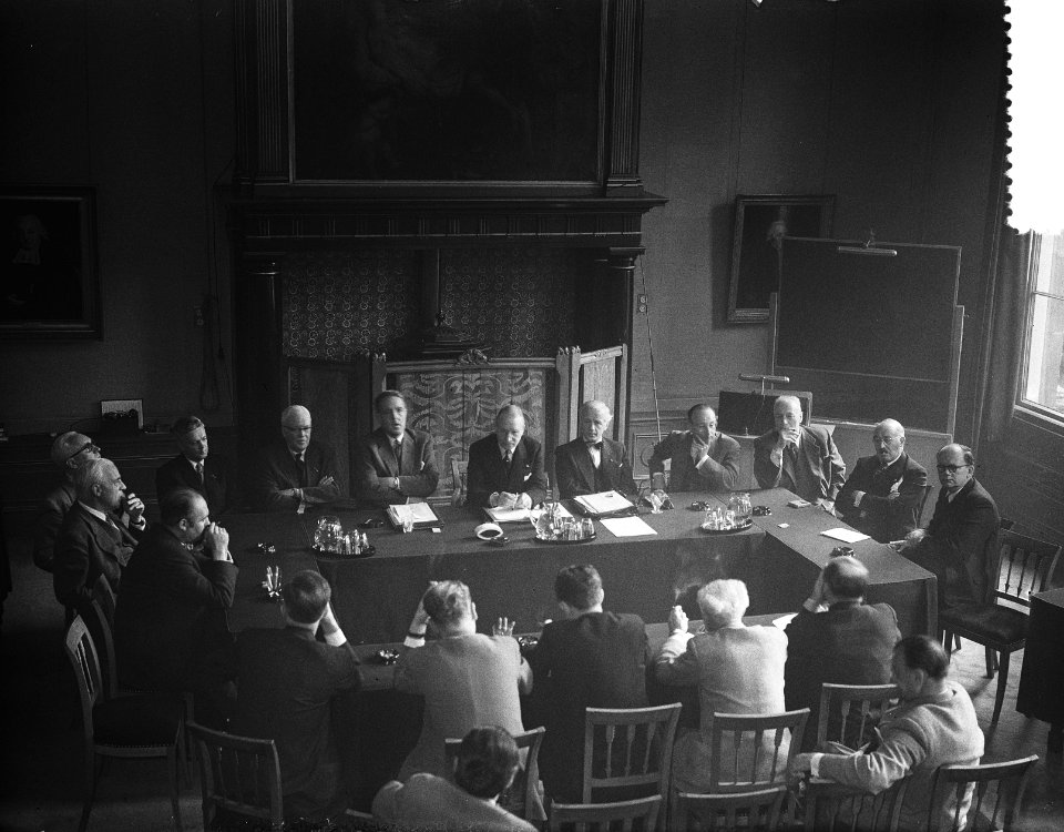 Vlnr. mr. A.A. Land (secretaris), mr. D.A. Delprat (voorzitter) en burgemeester , Bestanddeelnr 907-2209
