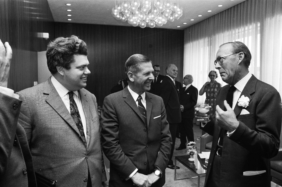 Vlnr VVD-Kamerlid Vonhoff, minister van Defensie Den Toom en prins Bernhard, Bestanddeelnr 924-5657