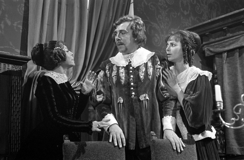 Vlnr Caro van Eijck, (mevrouw Musch), Coen Flink (ritmeester Buat) en Sigrid Ko, Bestanddeelnr 921-6334