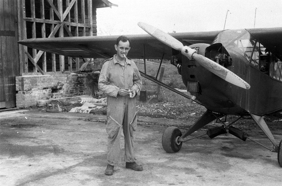 Vliegenier poseert bji Piper L-4J Cub Grashopper, Bestanddeelnr 5900