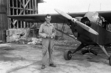 Vliegenier poseert bji Piper L-4J Cub Grashopper, Bestanddeelnr 5900