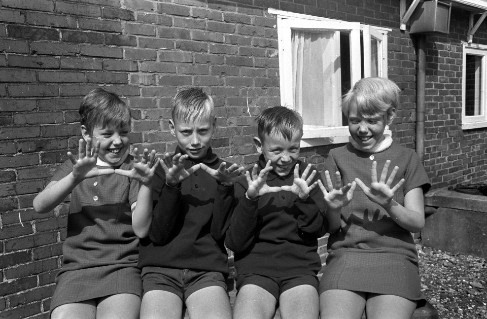Vlnr. Ytje, Willem, Meint en Dirkje Lautenbach, Bestanddeelnr 921-6469