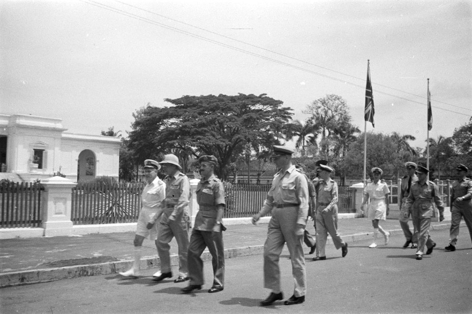 Vlnr. vice-admiraal Pinke, landvoogd Van Mook, brigade-generaal Lauder, legercom, Bestanddeelnr 100-2-4