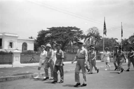 Vlnr. vice-admiraal Pinke, landvoogd Van Mook, brigade-generaal Lauder, legercom, Bestanddeelnr 100-2-4