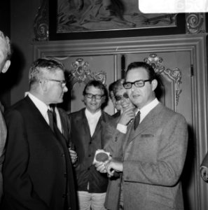 Vlnr A Deering (voorzitter Kring van Toneelcriteri, Carel Alphenaar (2e dramat, Bestanddeelnr 921-6507