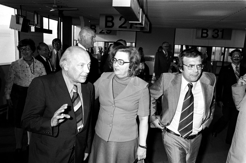 Vlnr Den Uyl, zijn echtgenote en Pronk, Bestanddeelnr 927-9437